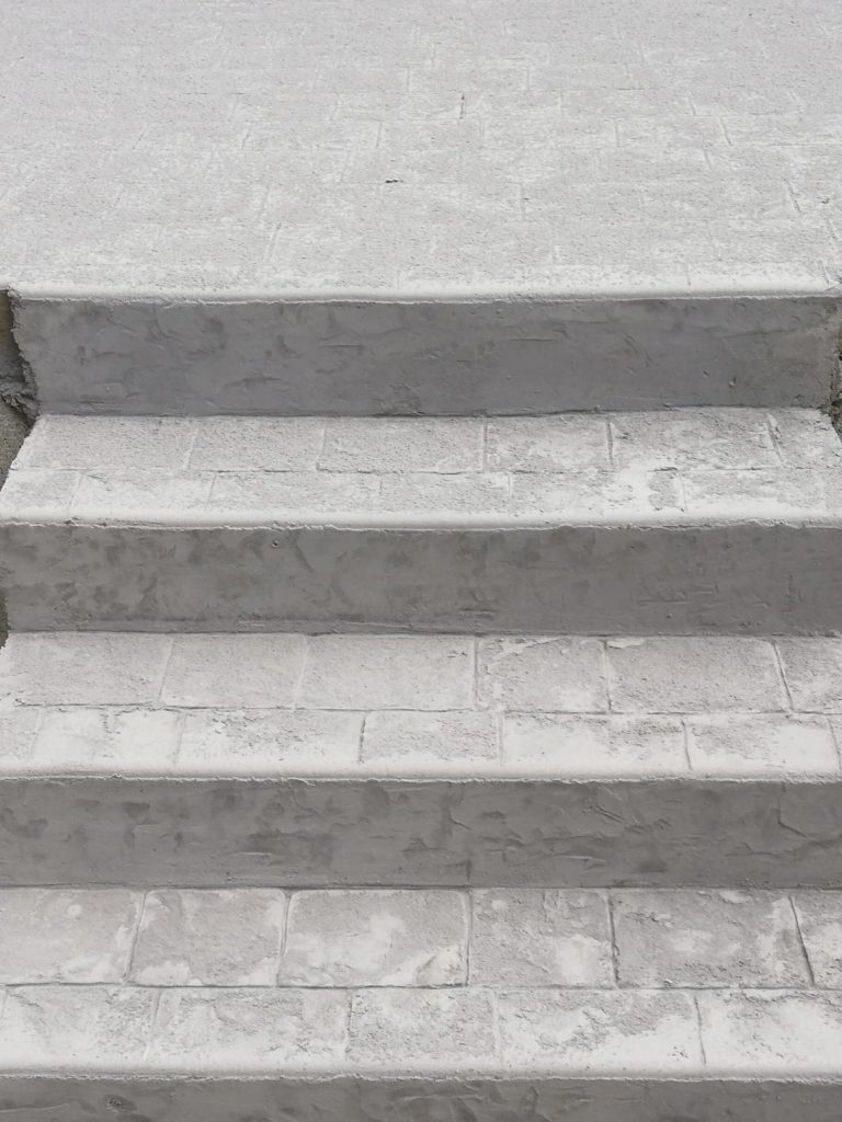 Décoration béton d'un escalier extérieur