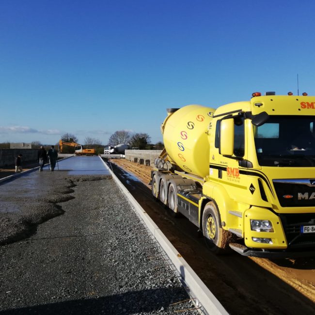 Chantier avec camion toupie béton