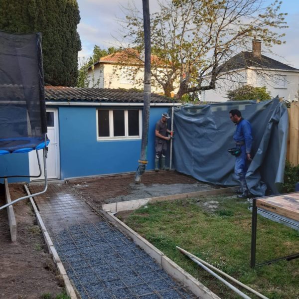 Coulage dalle béton de l'allée d'un jardin