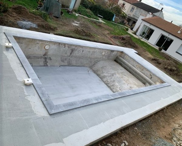 Rehaussement d'une piscine et réalisation des terrasses Le Puy Saint-Bonnet (49)