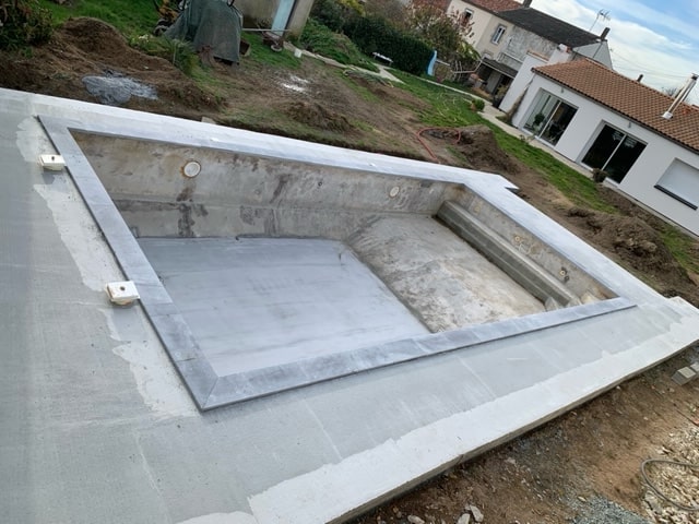 Rehaussement d'une piscine et réalisation des terrasses Le Puy Saint-Bonnet (49)