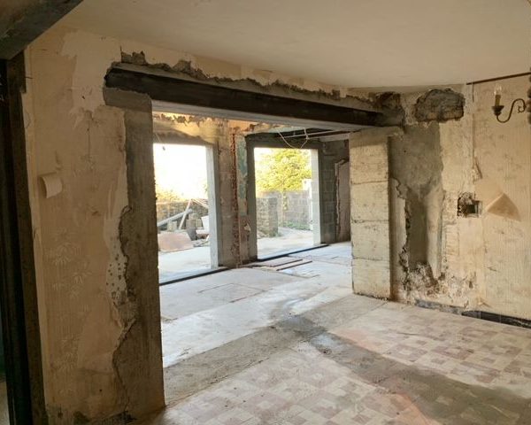 Maçonnerie sur un chantier de rénovation complète de maison.