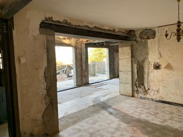 Maçonnerie sur un chantier de rénovation complète de maison.