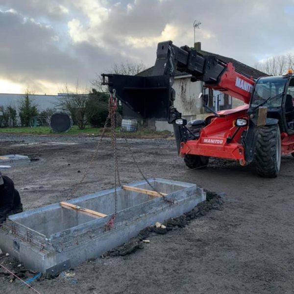 Pose des fosses béton pour une future station de lavage au Puy Saint-Bonnet (49)
