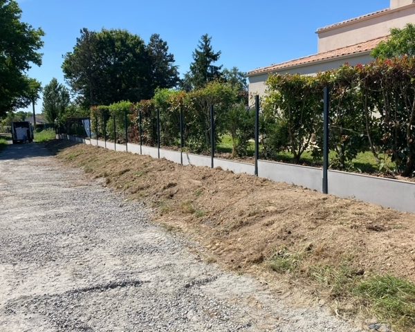 Pose de clôture en grillage rigide avec soubassement en plaque béton