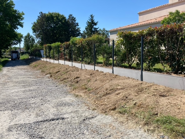 Pose de clôture en grillage rigide avec soubassement en plaque béton