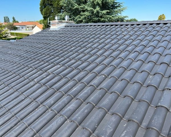 Réalisation d'un couverture en tuiles Terreal noir graphite à Cholet (49)