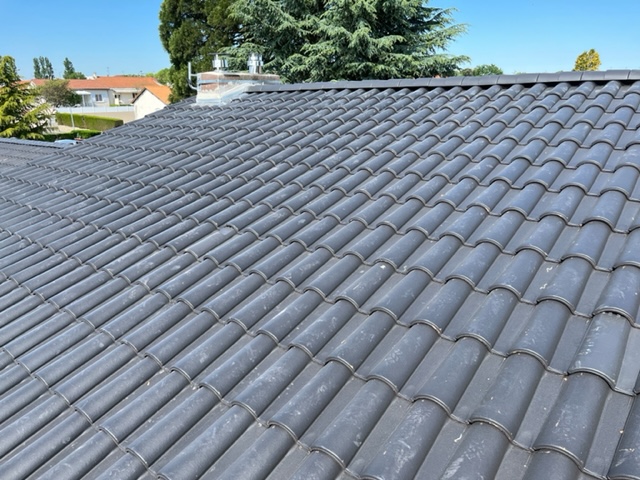 Réalisation d'un couverture en tuiles Terreal noir graphite à Cholet (49)