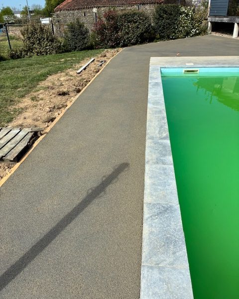 Réalisation d'une terrasse en béton drainant au Puy-Saint-Bonnet (49)