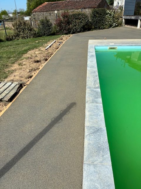 Réalisation d'une terrasse en béton drainant au Puy-Saint-Bonnet (49)