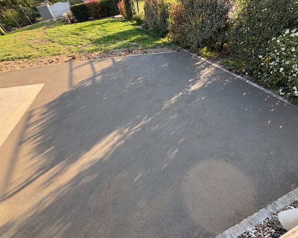 Réalisation d'une terrasse en béton drainant au Puy-Saint-Bonnet (49)