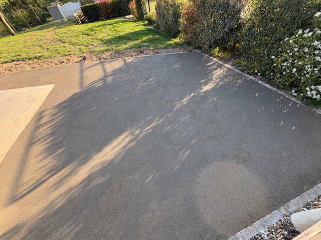Réalisation d'une terrasse en béton drainant au Puy-Saint-Bonnet (49)